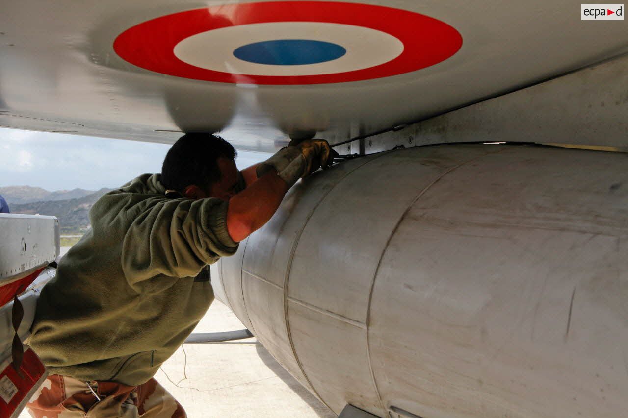 Un mécanicien de piste effectue la maintenance d'un avion Mirage 2000-5.