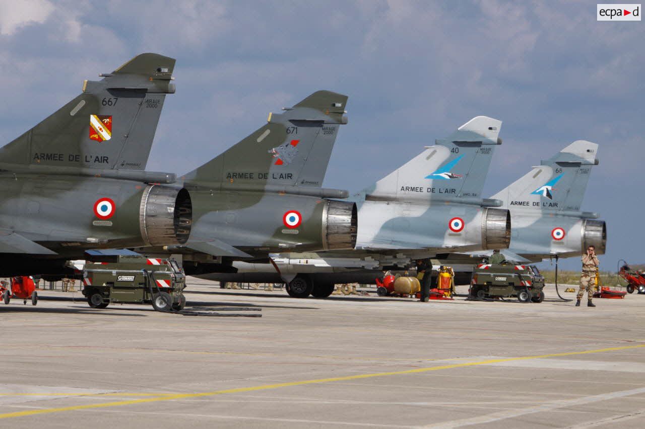 Alignement au parking des avions Mirage 2000D 133-JZ 667 de l'EC (escadron de chasse) 2/3 Champagne et 133-XK 671 de l'EC 3/3 Ardennes. En arrière-plan, les avions Mirage 2000-5 102-EX 40 et 68 de l'EC 1/2 Cigognes.