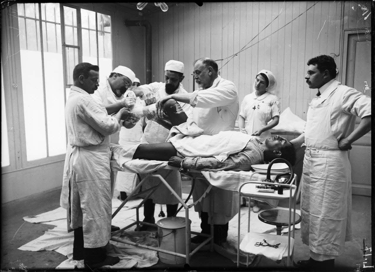 Nogent-sur-Marne. H&ocirc;pital du jardin colonial. Salle d'op&eacute;rations du Docteur Stern. [l&eacute;gende d'origine]
