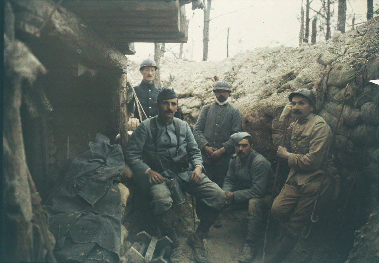Soldats dans une tranchée. [légende d'origine]