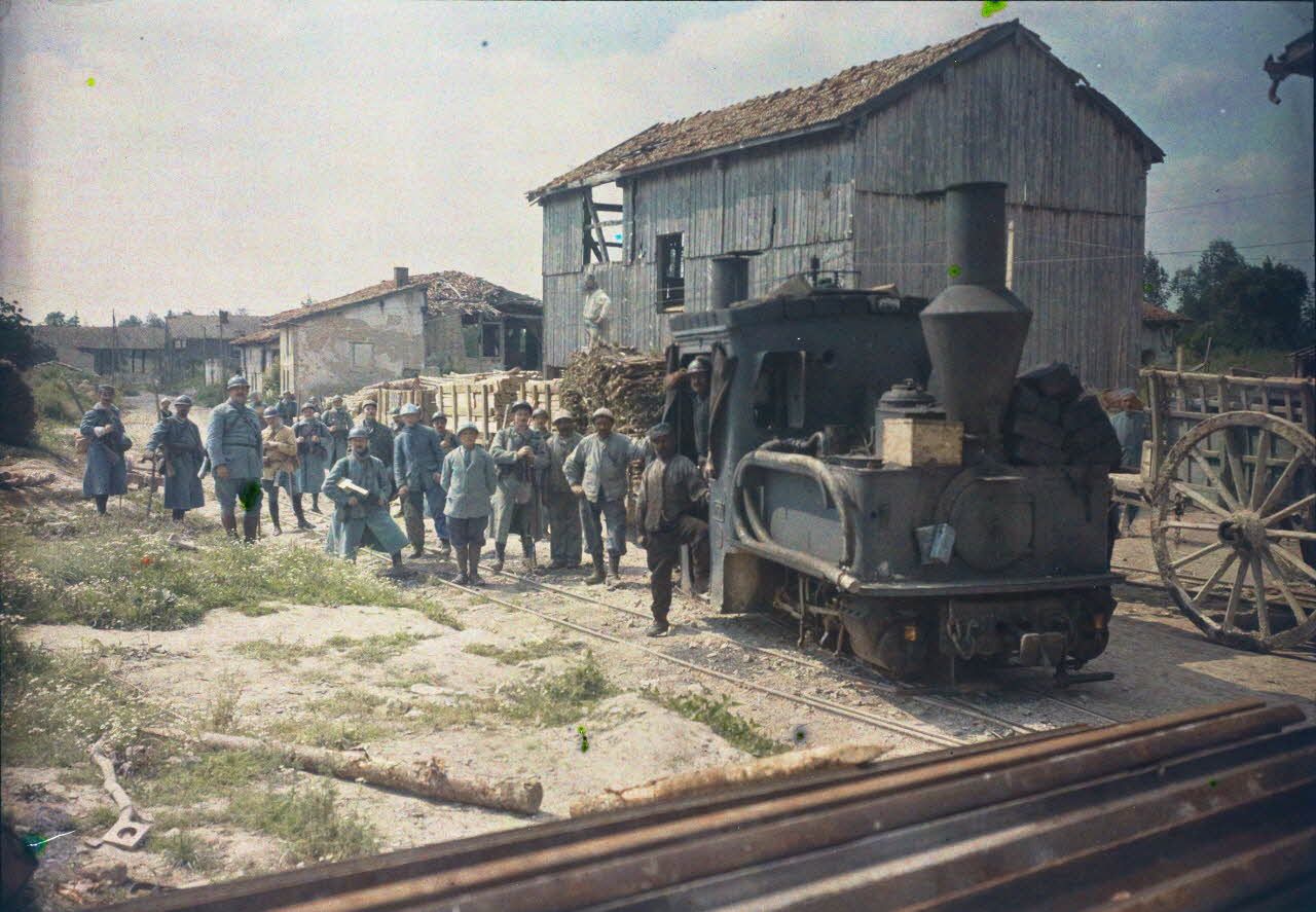 Virginy (Marne). Arriv&eacute;e d'un train Decauville de ravitaillement en mat&eacute;riel de tranch&eacute;es. [l&eacute;gende d'origine]