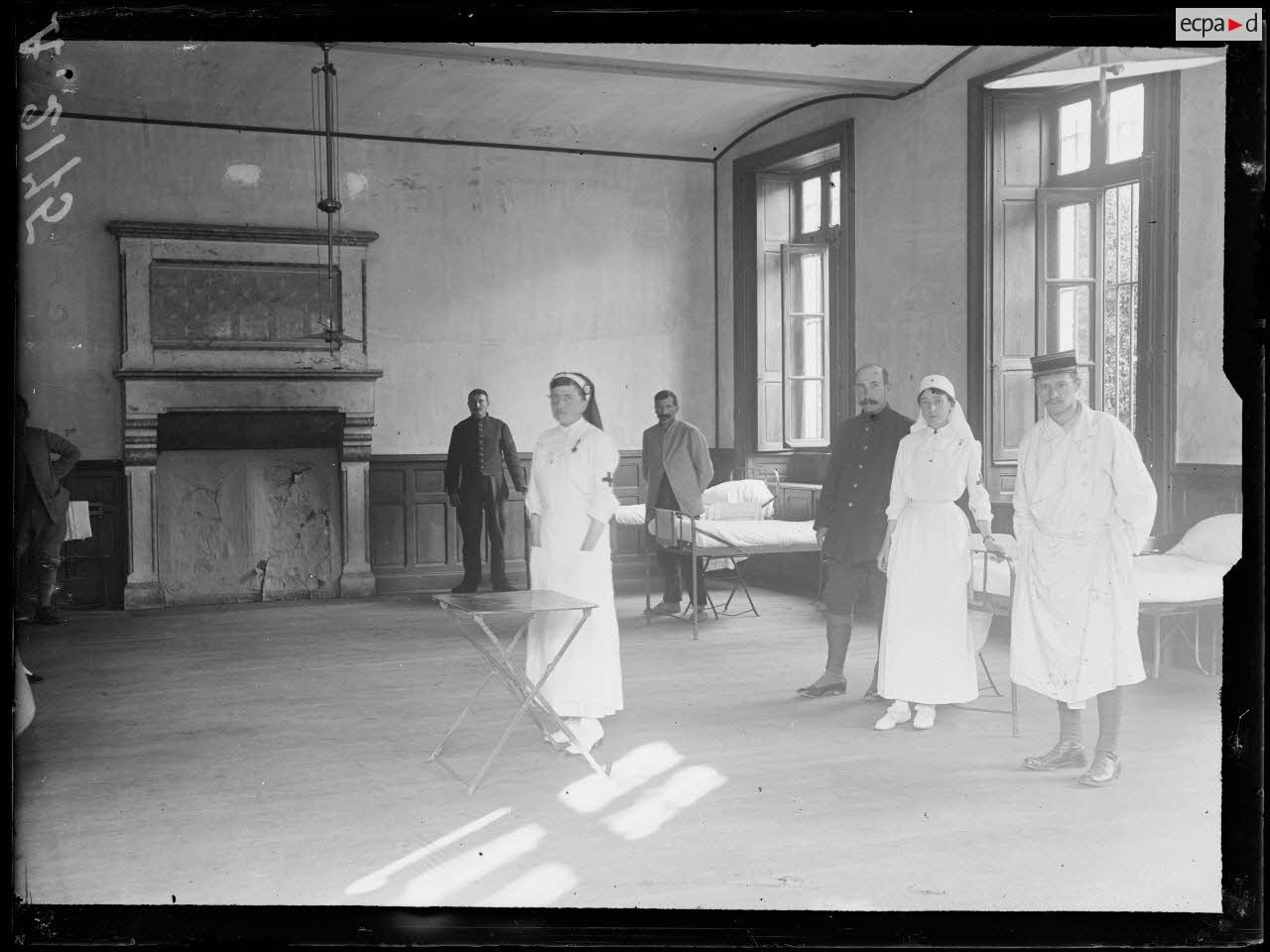 Solesmes (Sarthe). H&ocirc;pital de l'abbaye des B&eacute;n&eacute;dictines. Une salle. [l&eacute;gende d'origine]
