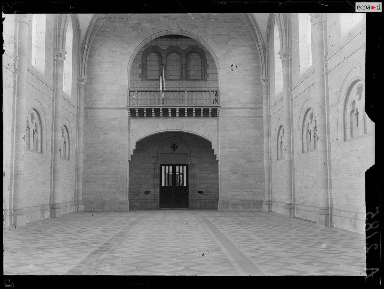 Vannes (Morbihan). H&ocirc;pital sanitaire 33. Salle devant &ecirc;tre am&eacute;nag&eacute;e en r&eacute;fectoire. [l&eacute;gende d'origine]