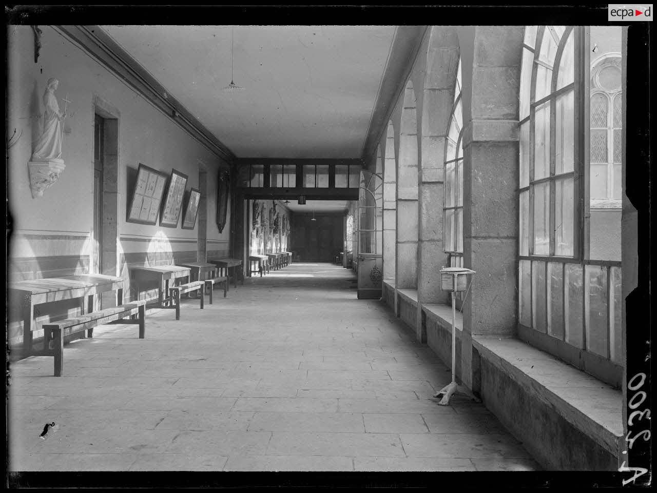 Besan&ccedil;on (Doubs). H&ocirc;pital sanitaire n&deg;1. Galerie. [l&eacute;gende d'origine]