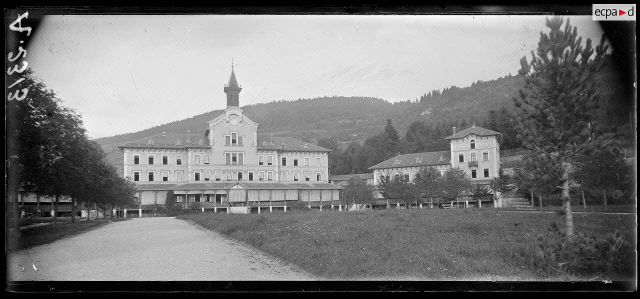 Hauteville (Manche). Sanatorium Mangini. Pavillon central et Est. [l&eacute;gende d'origine].