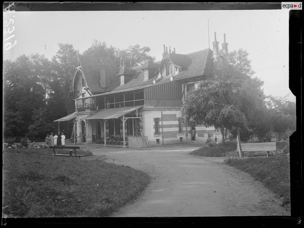 Orl&eacute;ans (Loiret). H&ocirc;pital sanitaire de Lapie. Vue g&eacute;n&eacute;rale ; fa&ccedil;ade sud. [l&eacute;gende d'origine].