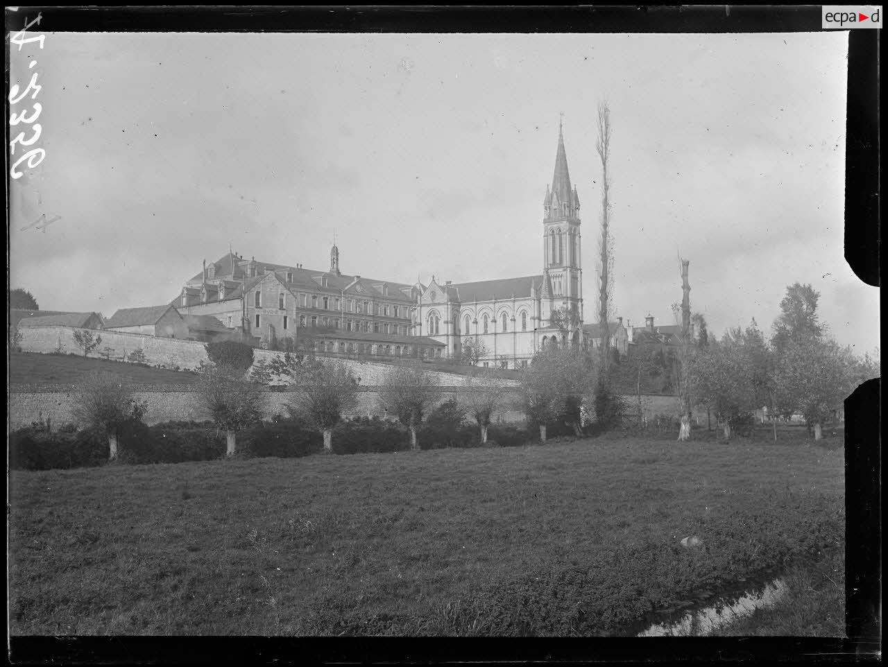 H&eacute;rouville pr&egrave;s Caen (Calvados). H&ocirc;pital sanitaire ; vue g&eacute;n&eacute;rale. [l&eacute;gende d'origine]