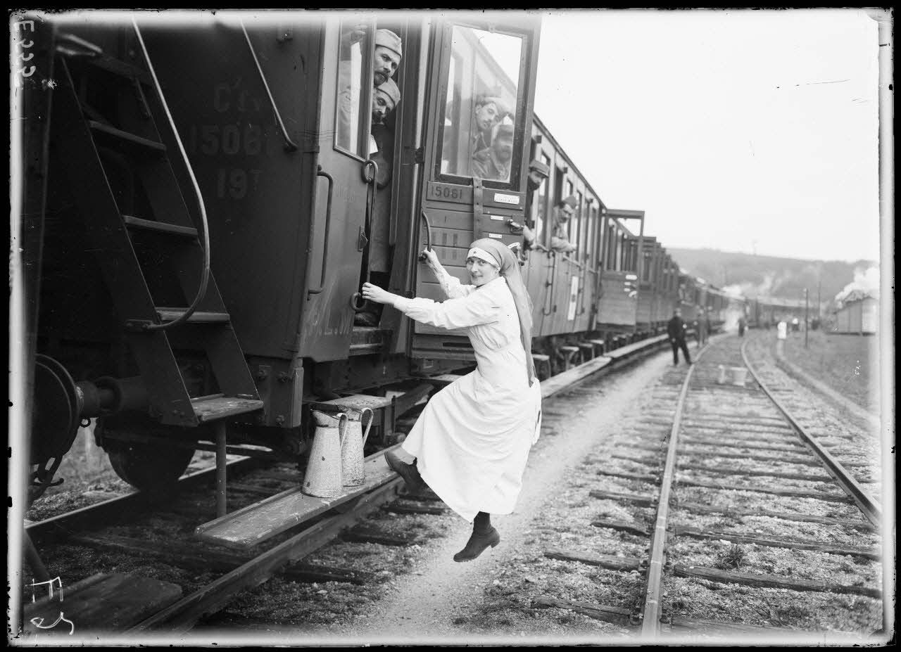 Les Monthairons, train sanitaire en gare. [l&eacute;gende d'origine]