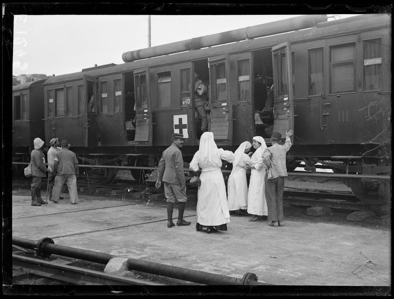 Toulon. Dames de la Croix -Rouge donnant &agrave; boire aux bless&eacute;s avant le d&eacute;part du train sanitaire. [l&eacute;gende d'origine]