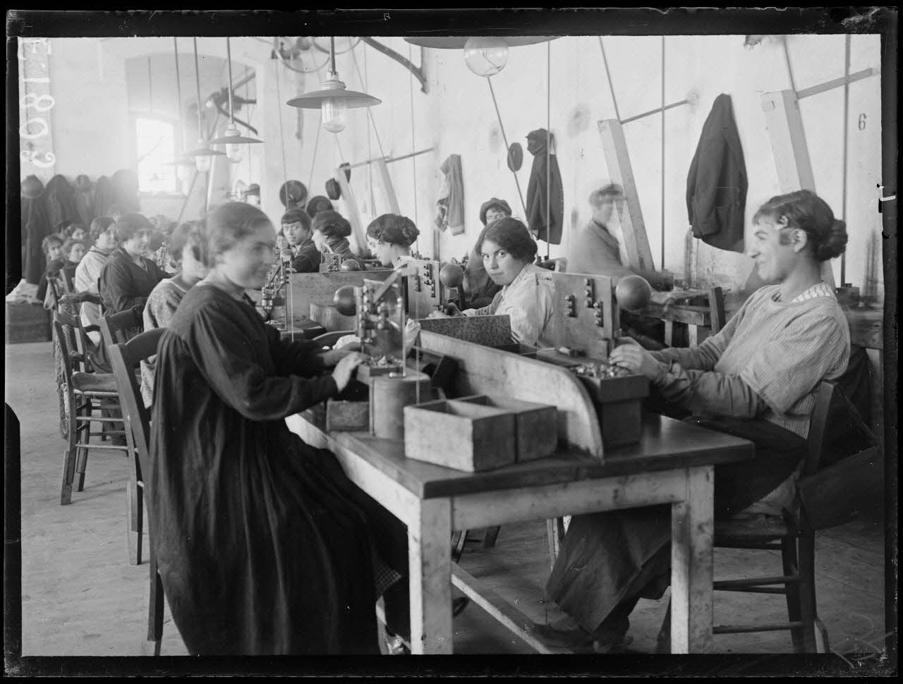 Pyrotechnie de Toulon. Annexe 16-18. Le chargement des porte-retards pour fusées. [légende d'origine]