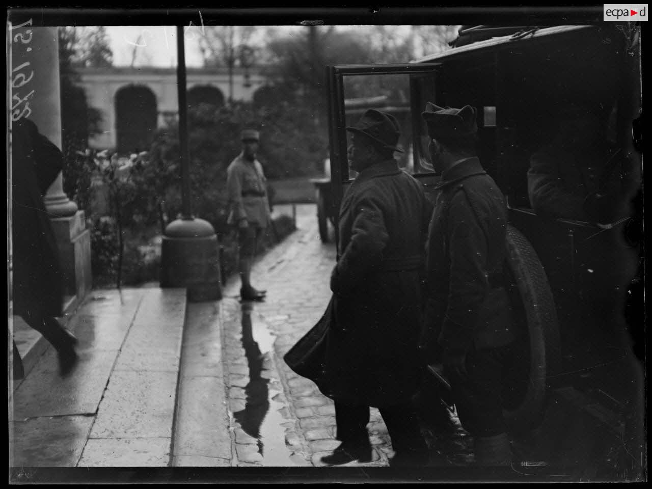 Versailles. Trianon Palace. Arrivée du plénipotentiaire allemand. [légende d'origine]