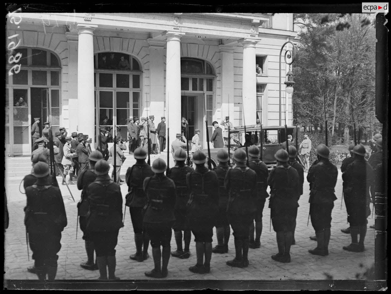 Versailles. Le Trianon Palace. Arrivée de Mr Balfour. [légende d'origine]