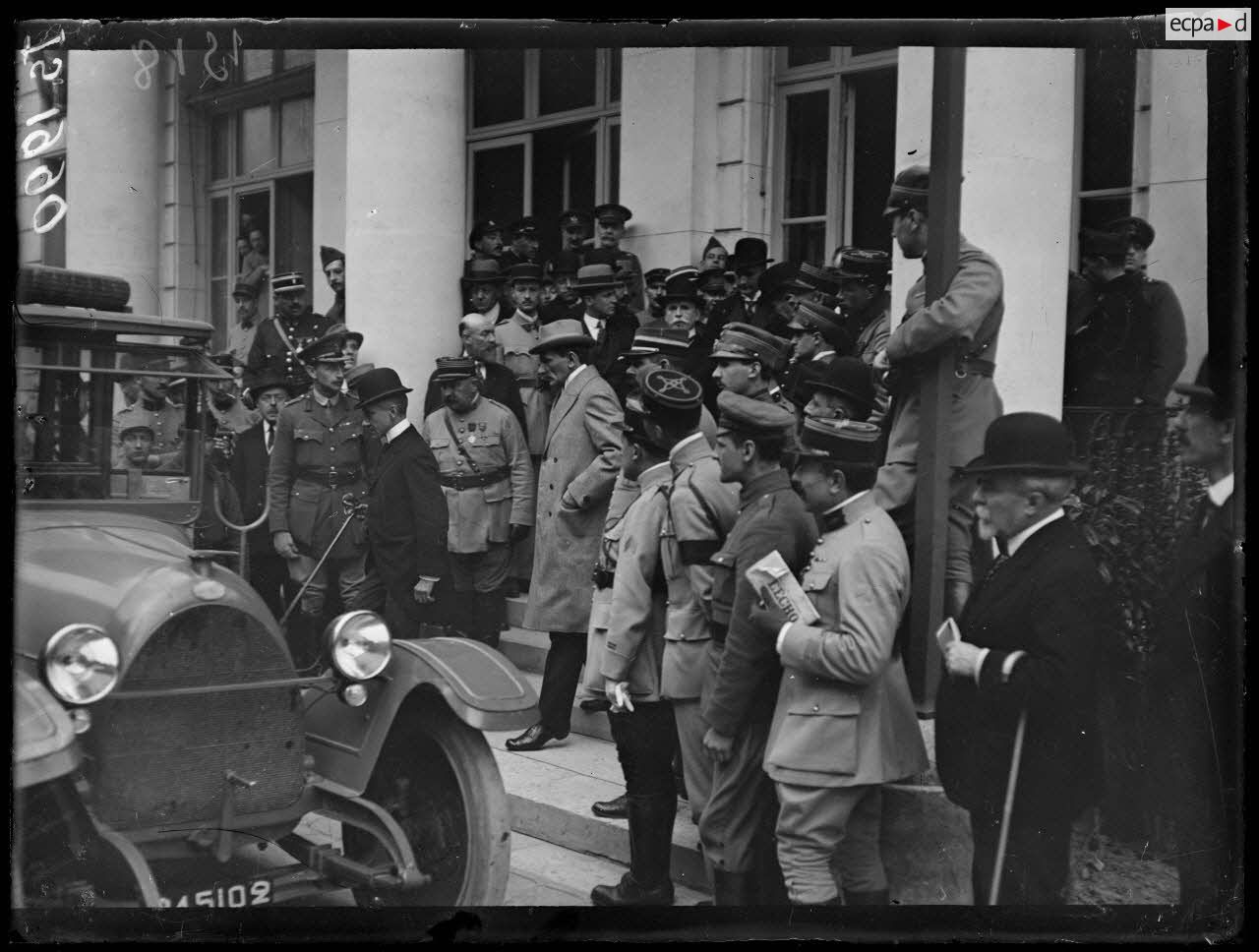 Versailles. Le Trianon Palace. Sortie de Mr Melchior et Mr Leimert. [légende d'origine]