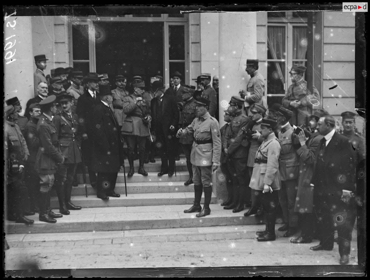 Versailles. Le Trianon Palace. Sortie du maréchal Foch. [légende d'origine]