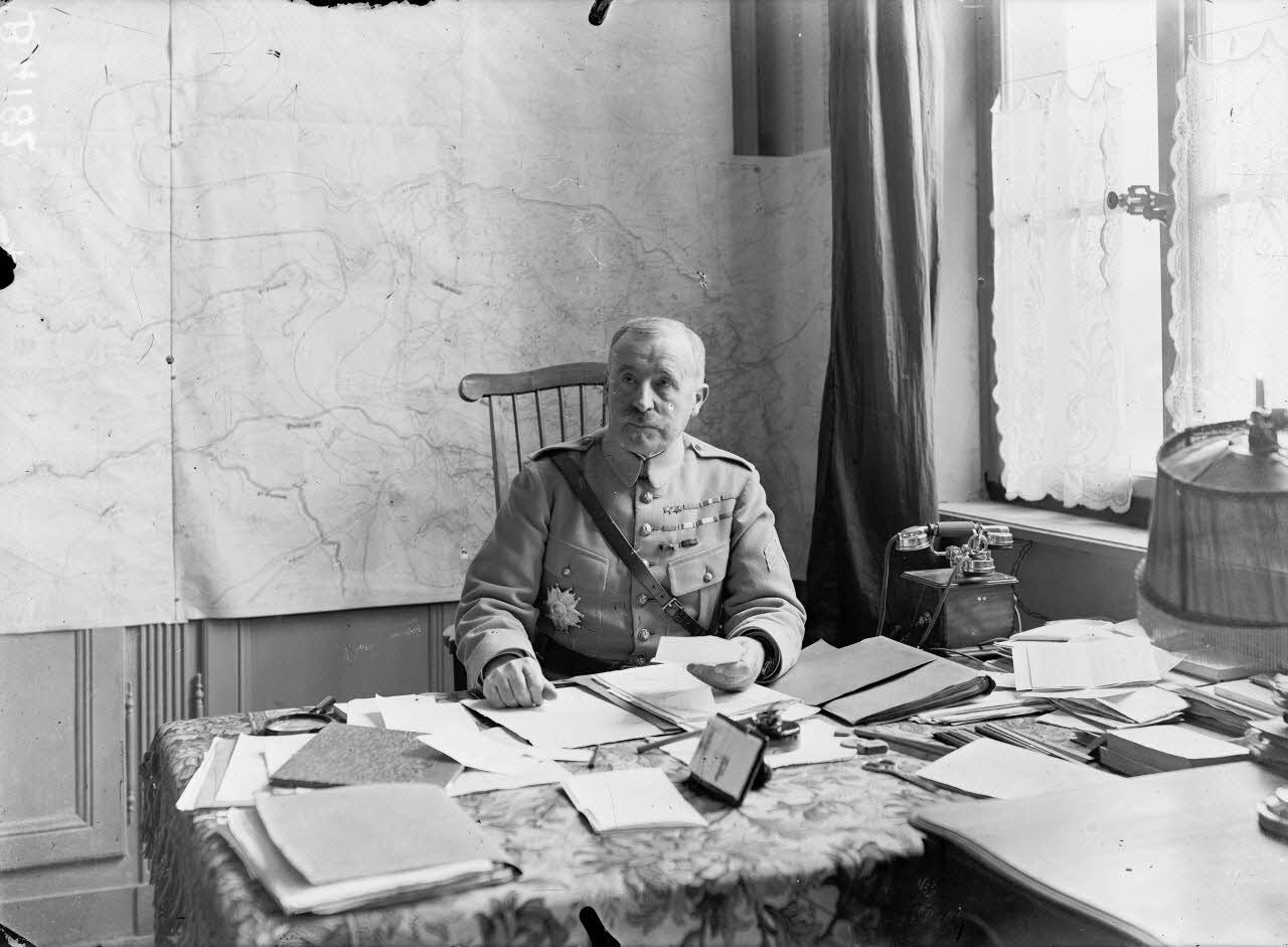 Souilly (Meuse). Le g&eacute;n&eacute;ral Nivelle &agrave; son bureau. [l&eacute;gende d'origine]