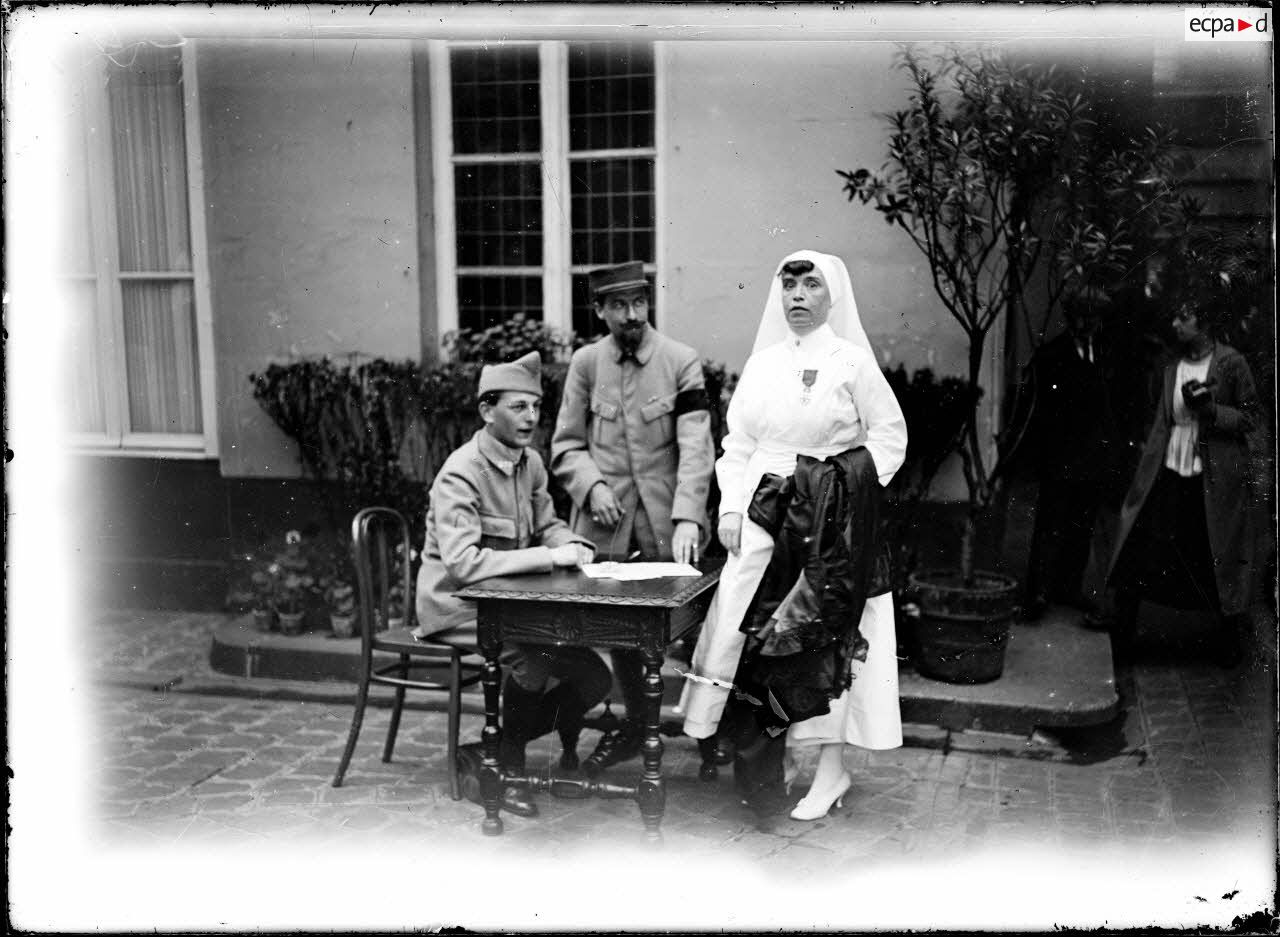 Une infirmi&egrave;re d&eacute;cor&eacute;e de la L&eacute;gion d'honneur. [l&eacute;gende d'origine]