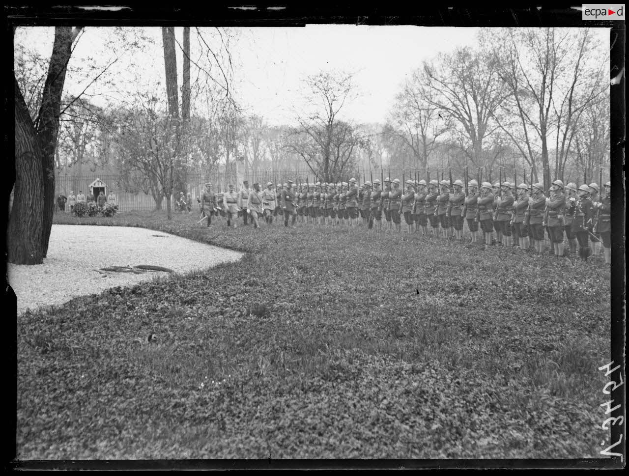 Versailles, remise de décorations. Revue des troupes. [légende d'origine]