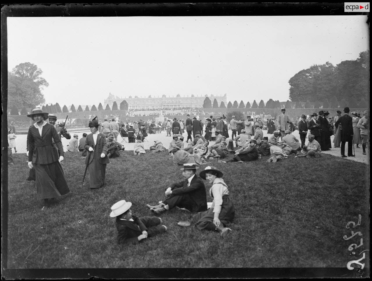 Versailles. Fête populaire dans le parc. [légende d'origine]