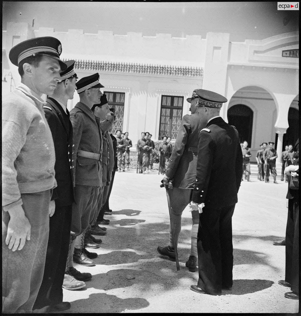 Au cours d'une c&eacute;r&eacute;monie, le g&eacute;n&eacute;ral d'arm&eacute;e Henri Giraud, commandant en chef civil et militaire, se fait pr&eacute;senter les officiers d'un bataillon de fusiliers marins.