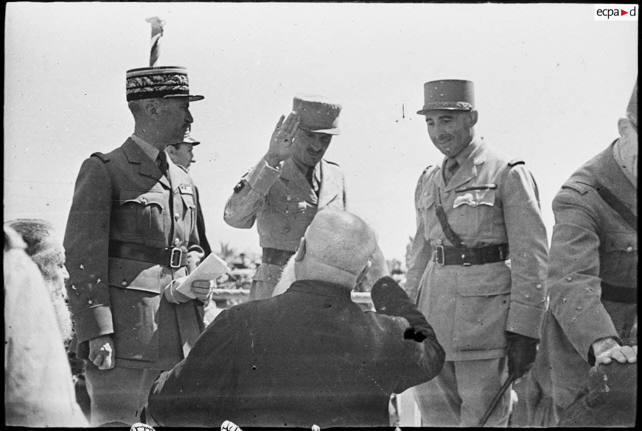 Portrait de groupe de généraux français lors du défilé célébrant la victoire alliée à l'issue de la campagne de Tunisie.
