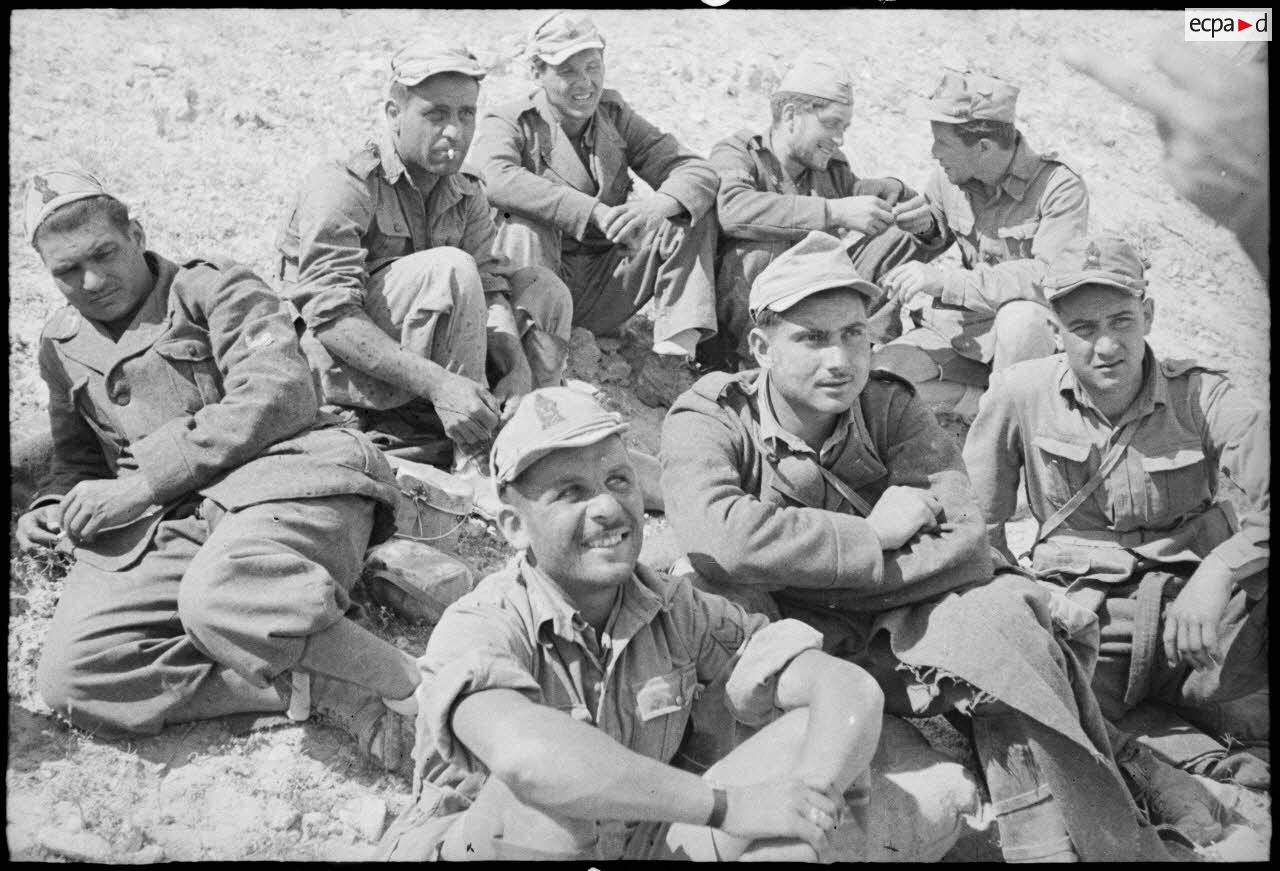 Des soldats italiens, faits prisonniers par les troupes françaises sur les positions du djebel Bou Jerra, sont gardés par des hommes du FSEA (Front sud-est algérien).