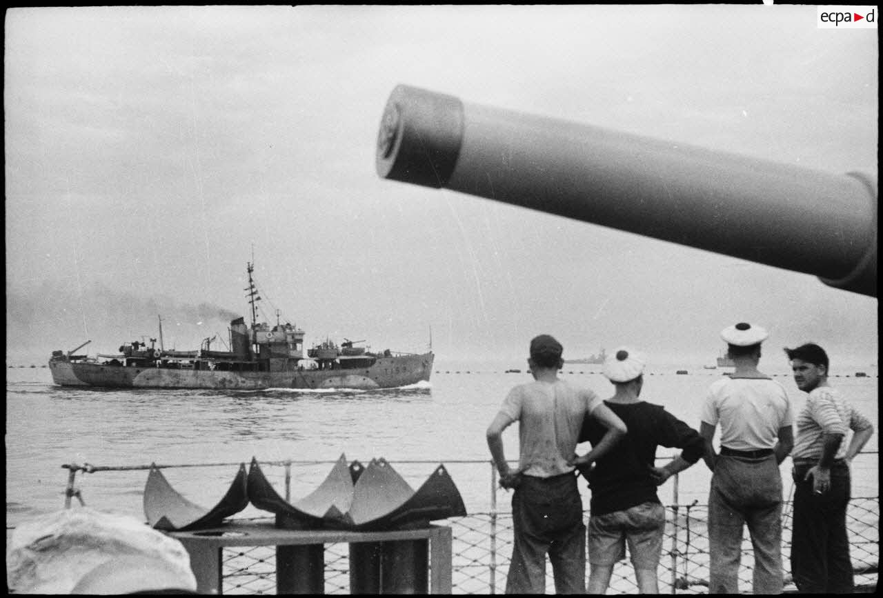 Appareillage depuis le port d'Alger d'un convoi de bâtiments à destination de la Corse.