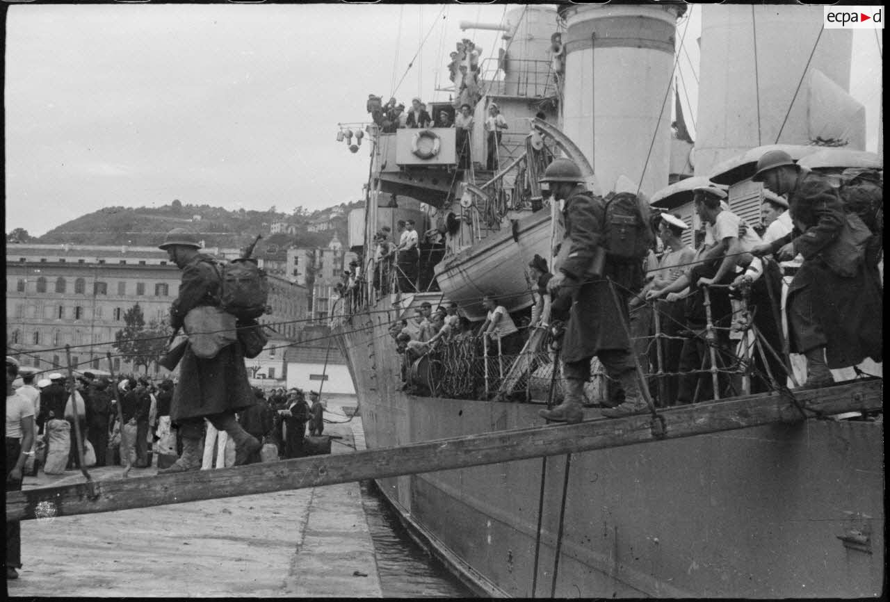 Débarquement des tirailleurs du 1er RTM dans le port d'Ajaccio.
