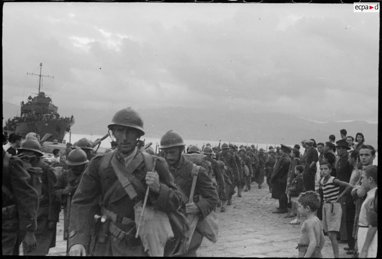 Un bataillon du 1er RTM quitte le port d'Ajaccio.