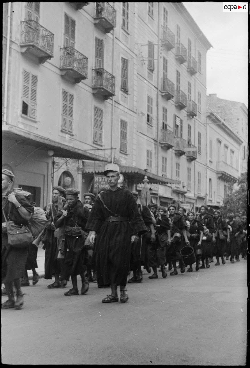 Des goumiers du 2e groupe de tabors marocains (GTM), commandé par le colonel Pierre Boyer de La Tour du Moulin, empruntent le cours Napoléon et traversent Ajaccio après leur débarquement dans le port.