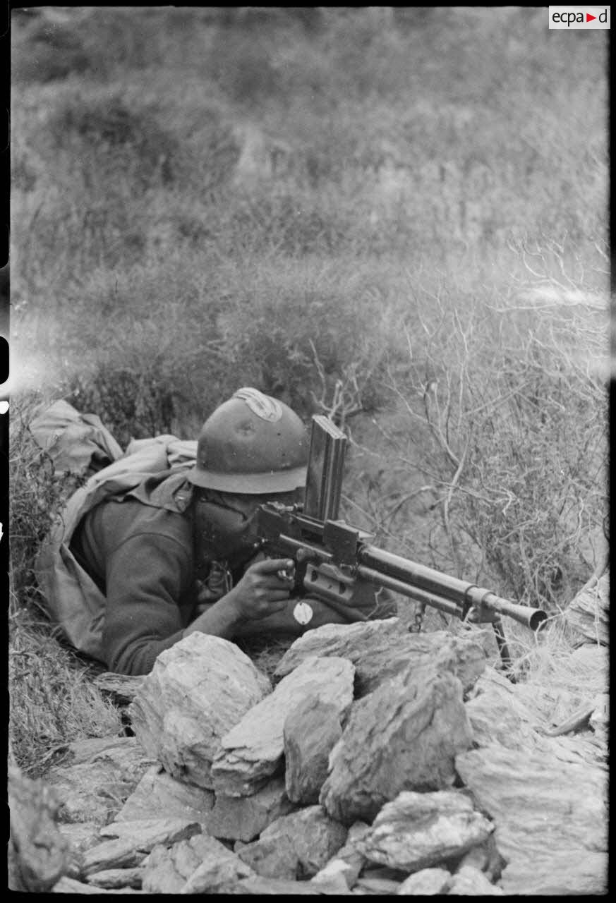 Un tirailleur marocain du 1er régiment de tirailleurs marocains (RTM), équipé d'un fusil-mitrailleur 24/29,est posté en position de tir dans le secteur du col de San Stefano.