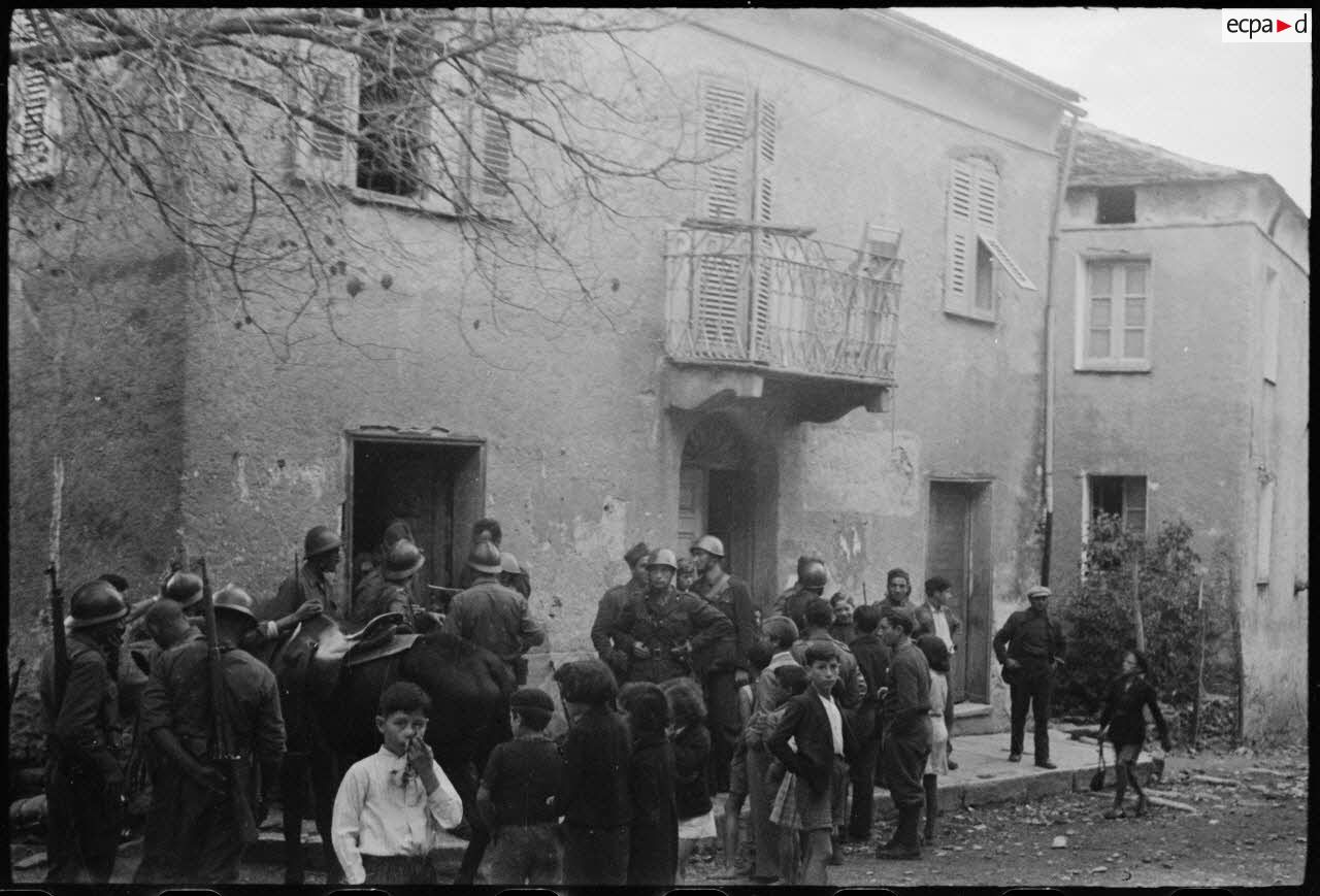 Des tirailleurs du 1er RTM (régiment de tirailleurs marocains) s'entretiennent avec des soldats italiens dans la commune de Murato.
