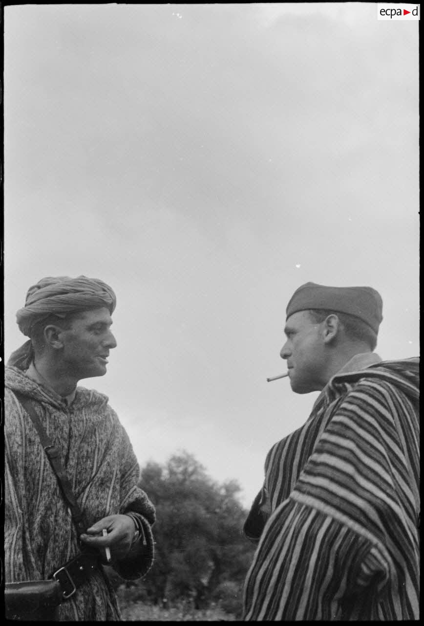 Discussion entre deux officiers du 2e groupe de tabors marocains (GTM), unité dont l'un des goums vient de libérer la commune de Saint-Florent.
