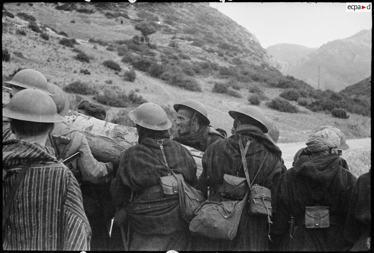 Des goumiers du 2e GTM (groupe de tabors marocains) déplacent un obstacle antichar mis en place par les Allemands sur une route menant vers Patrimonio ou le col de Teghime.