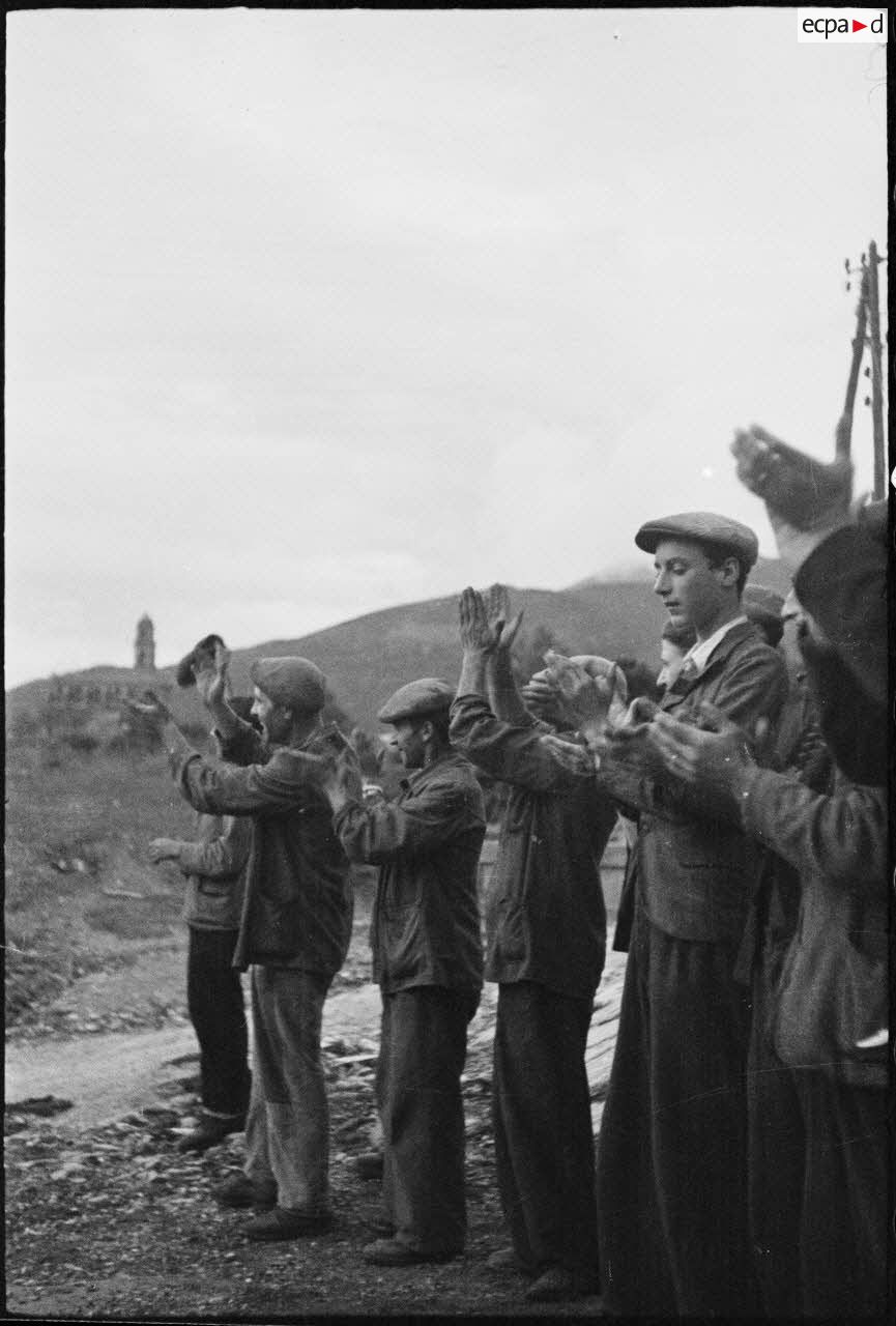 Les habitants du village de Patrimonio libéré applaudissent le passage des chars légers Stuart M5A1 du 4e RSM (régiment de spahis marocains) qui traversent la commune.
