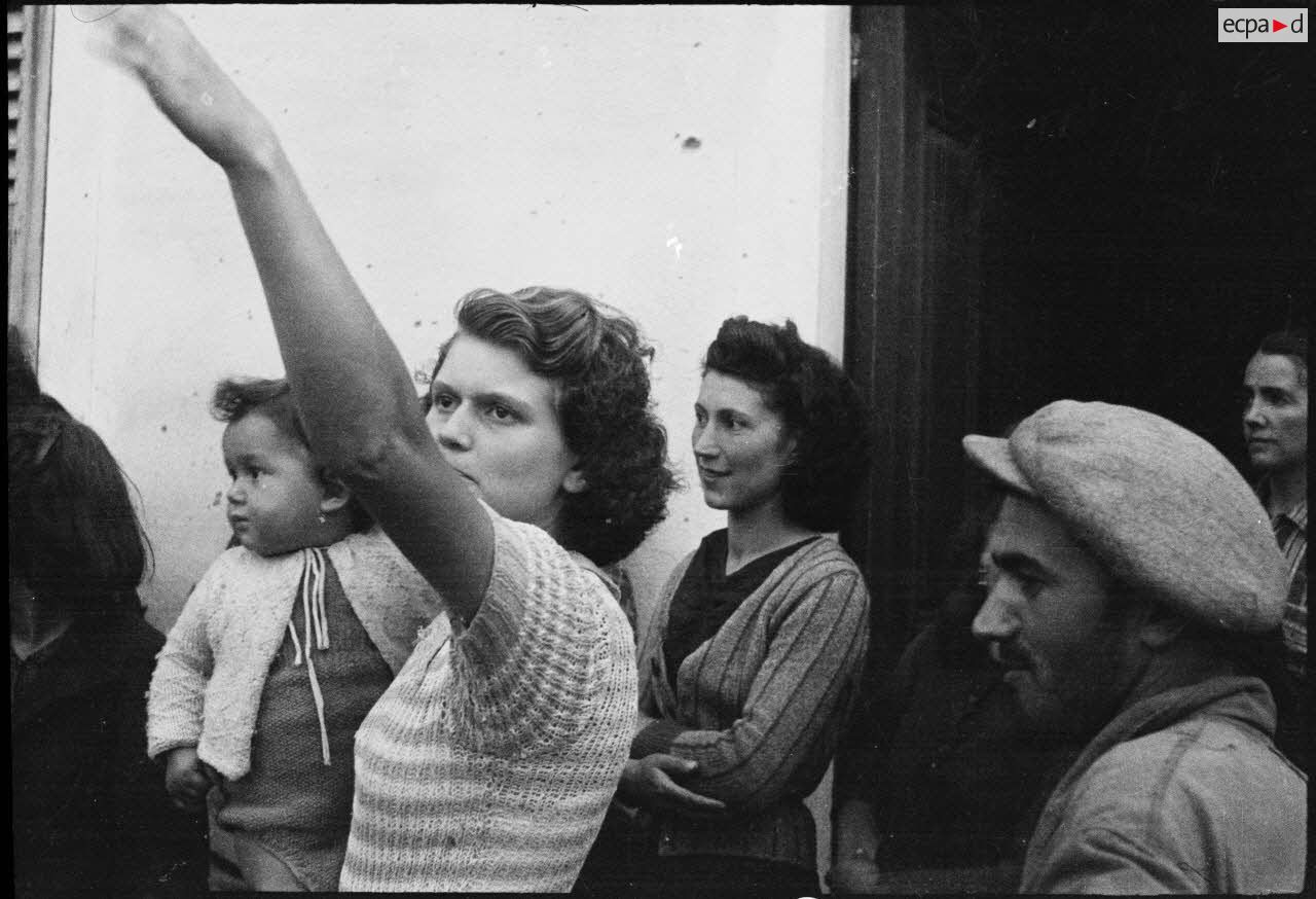 Les habitants du village de Patrimonio libéré applaudissent le passage des chars légers Stuart M5A1 du 4e RSM (régiment de spahis marocains) qui traversent la commune.