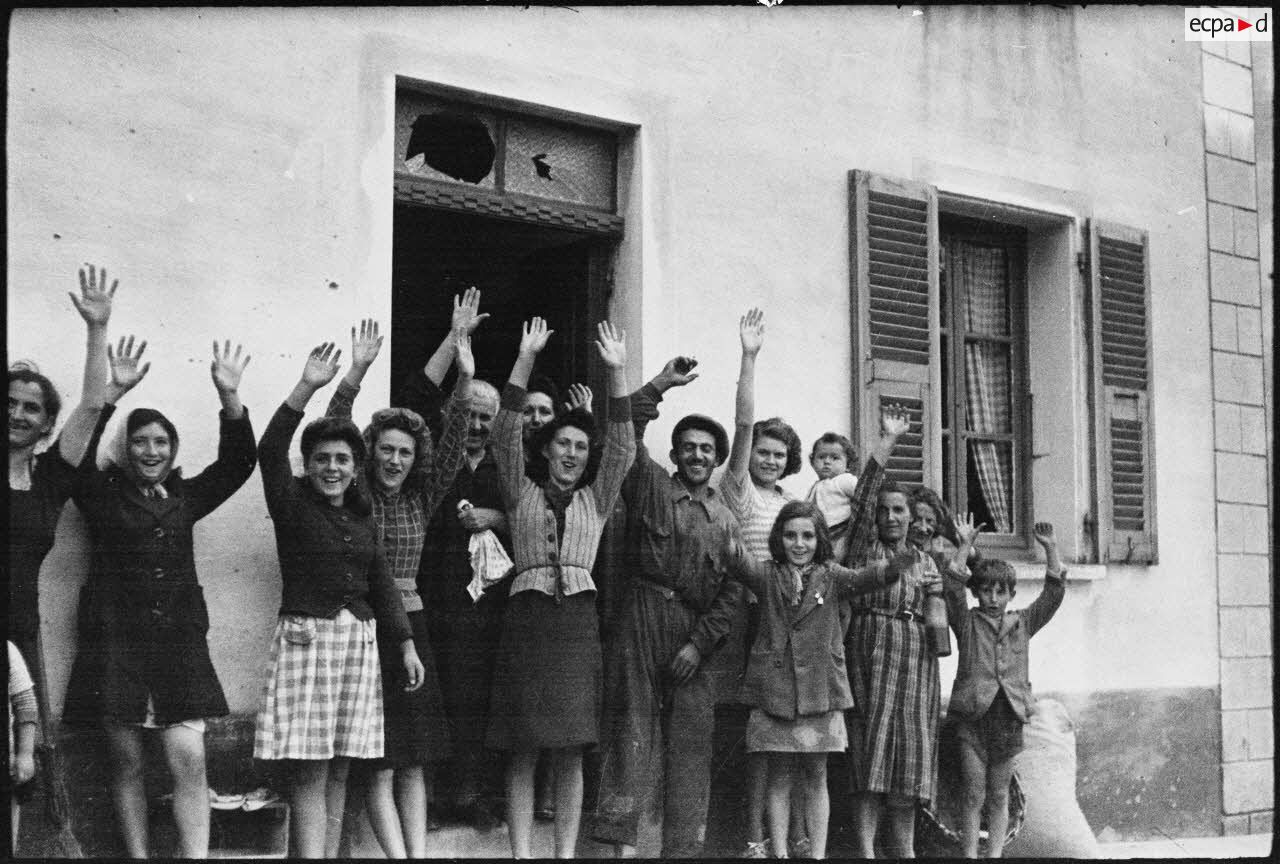 Les habitants du village de Patrimonio libéré applaudissent au passage des chars légers Stuart M5A1 du 4e rrégiment de spahis marocains (RSM) qui traversent la commune.