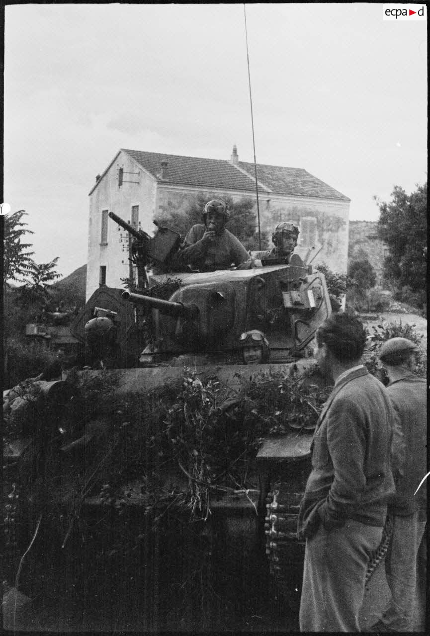 Des chars légers Stuart M5A1 du 4e RSM (régiment de spahis marocains) traversent le village de Patrimonio libéré.