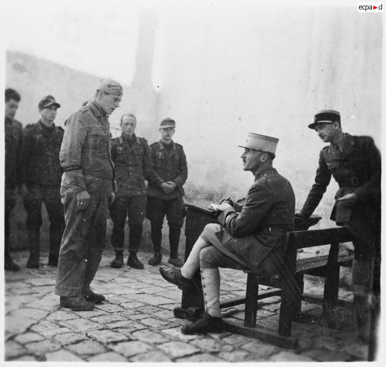Interrogatoire par un chef d'escadrons du 3e RSA (régiment de spahis algériens) de la DMC (Division de marche de Constantine), d'un prisonnier, caporal de la Luftwaffe, engagé dans le corps expéditionnaire de l'Afrikakorps.