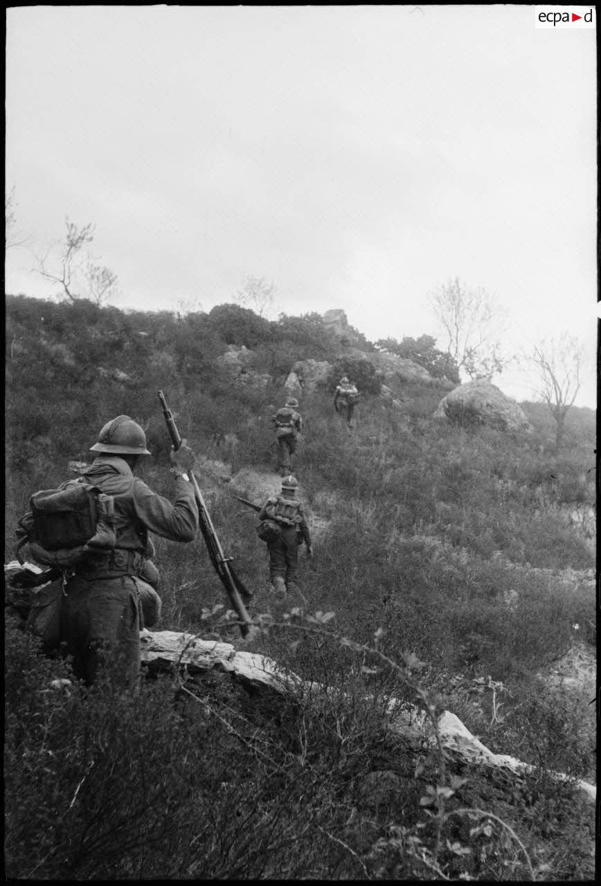 Des tirailleurs du 1er RTM (Régiment de tirailleurs marocains) progressent vers le col de San Stefano.