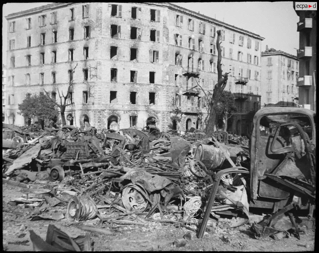 Un dépôt de camions, incendié par les Allemands avant leur retrait de Bastia.