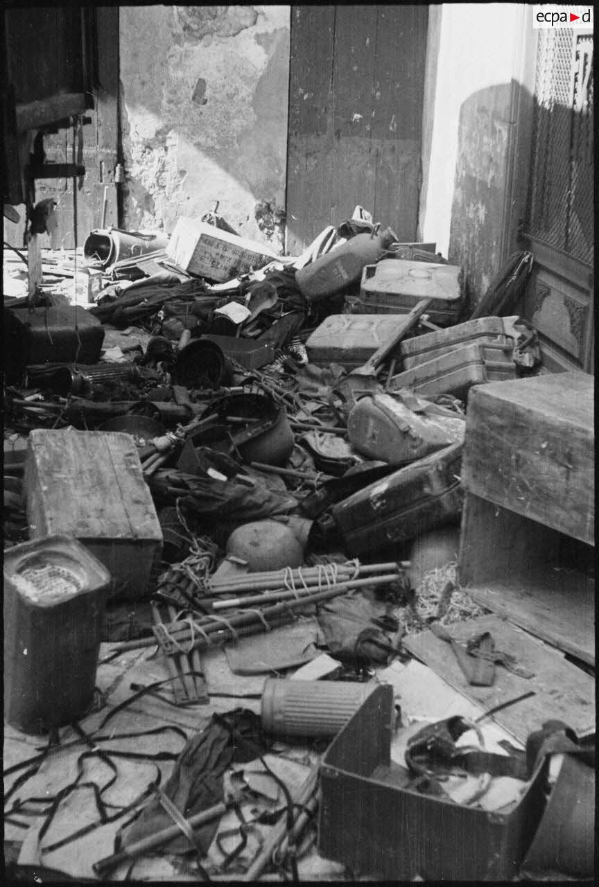 Matériels abandonnés par les Allemands dans une rue de Bastia.