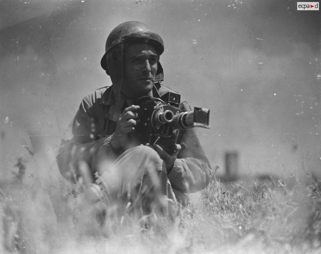 Portrait, aux portes de Rome, de Raymond M&eacute;jat, cam&eacute;raman du Service cin&eacute;matrographique de l'arm&eacute;e (SCA), &eacute;quip&eacute; de sa cam&eacute;ra Le Blay.