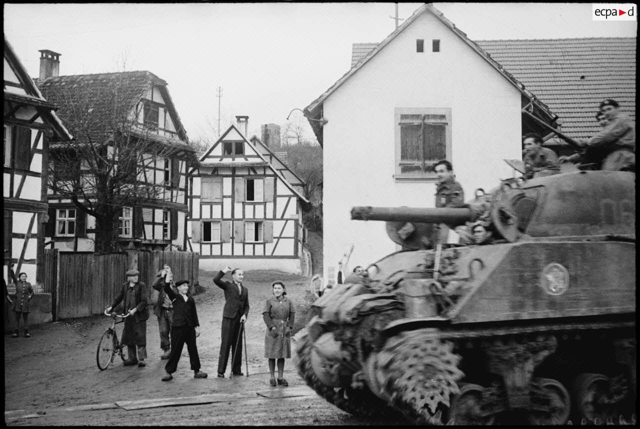 Le 25 novembre 1944, une colonne de la 2e DB (division blind&eacute;e) traverse la commune de Blaesheim.
