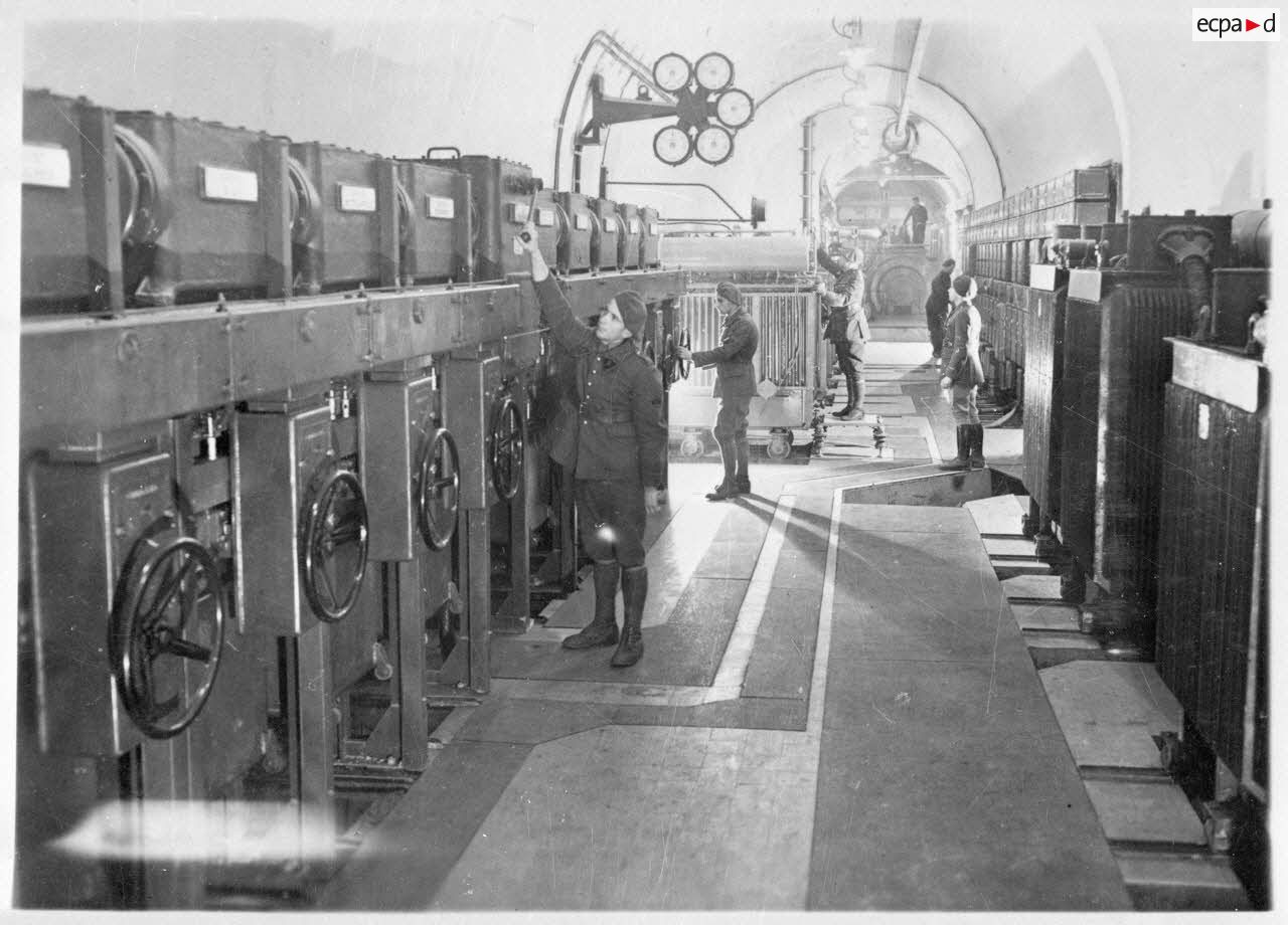 Usine de production &eacute;lectrique de l'ouvrage du Hackenberg : des sapeurs &eacute;lectrom&eacute;caniciens du 2e r&eacute;giment du g&eacute;nie (RG) veillent &agrave; la bonne marche des installations dans la cellule dite de haute tension de l'ouvrage.