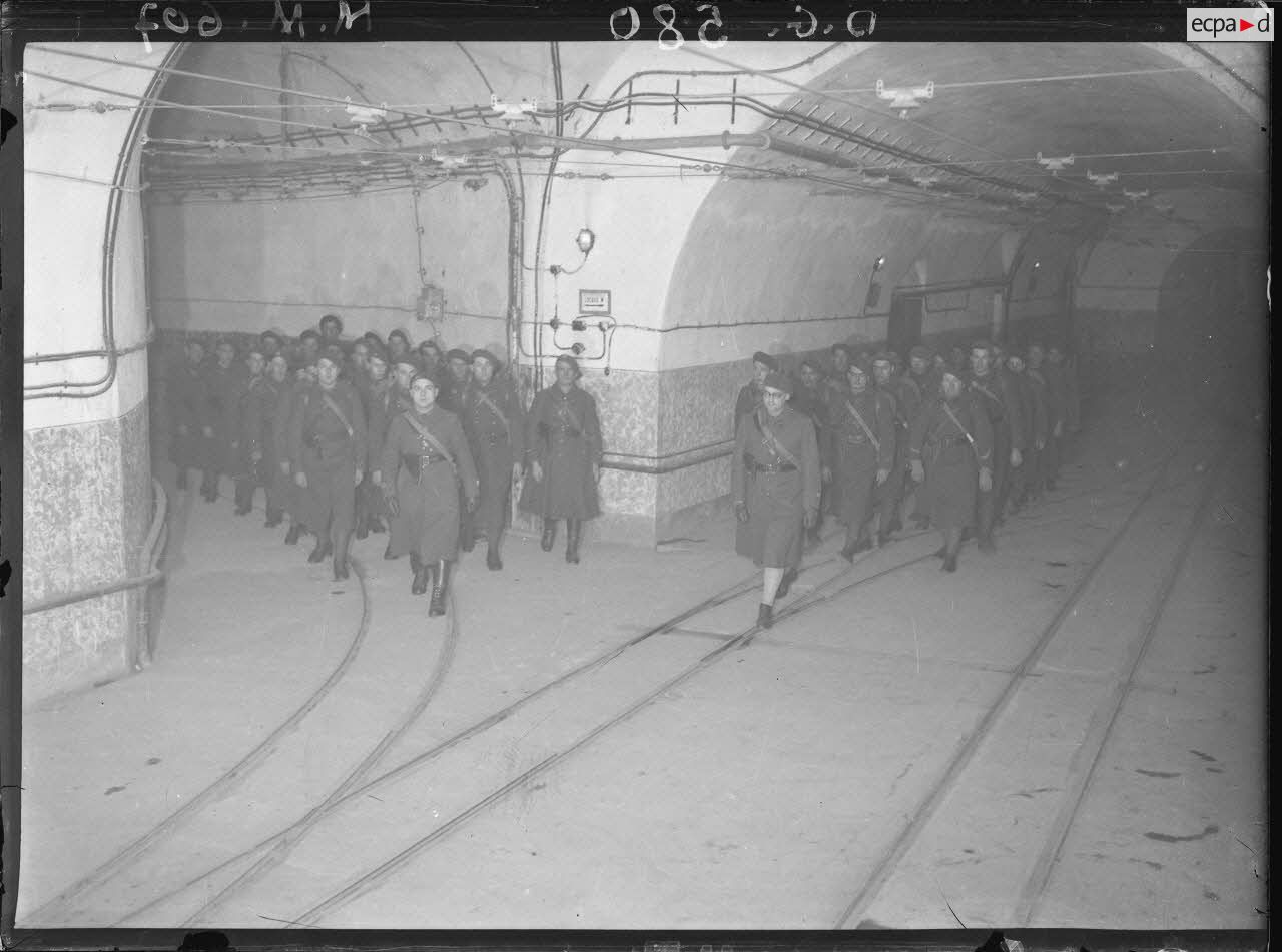 Des fantassins du 164e r&eacute;giment d'infanterie de forteresse (RIF) d&eacute;filent dans un souterrain de l'ouvrage fortifi&eacute; du Hackenberg.