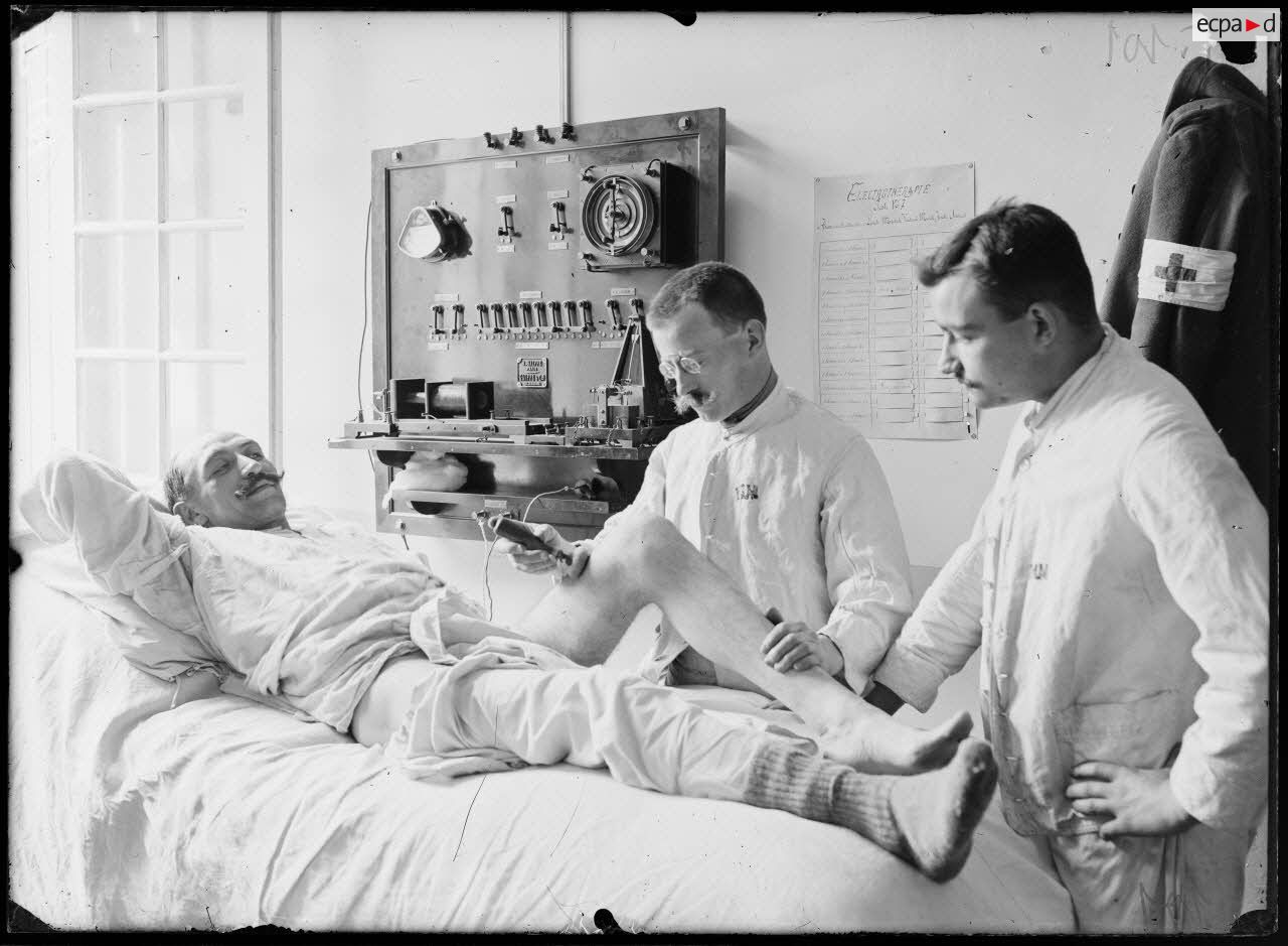 Val-de-Gr&acirc;ce. Traitement &eacute;lectroth&eacute;rapique. Le tableau galvano-faradique. Op&eacute;rations : les secousses rythm&eacute;es. [l&eacute;gende d'origine]