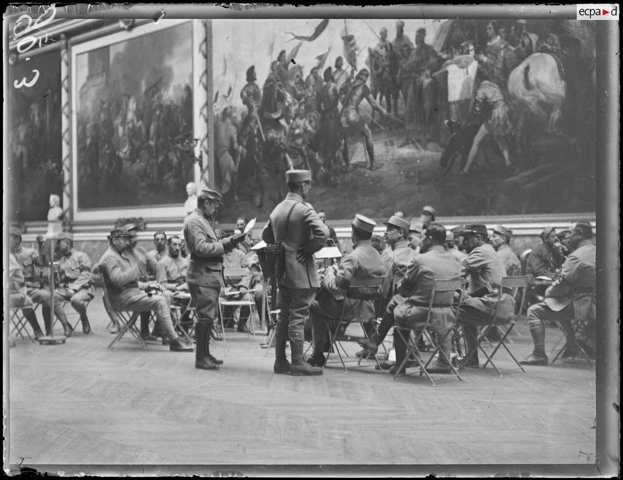 Versailles. Musique militaire dans la galerie des batailles. [légende d'origine]