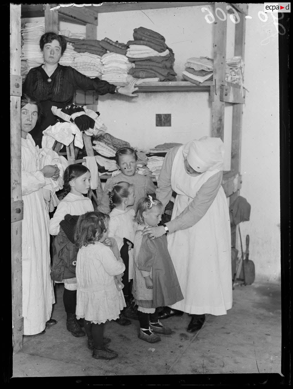 Toul, caserne du Luxembourg. Essayage des effets. [l&eacute;gende d'origine]