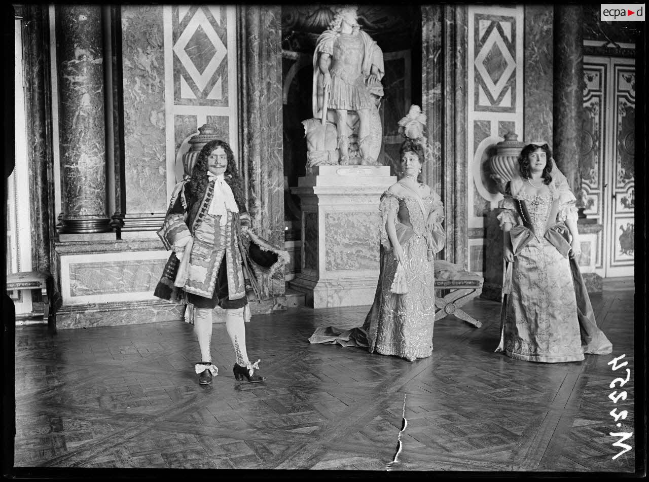 Une représentation théâtrale en costume du XVIIe siècle dans l'une des salles du château de Versailles. [légende d'origine]