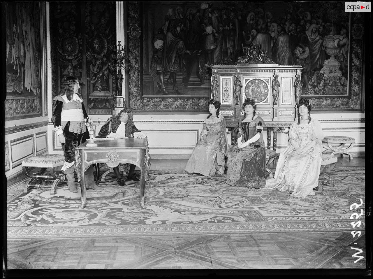 Une réprésentation théâtrale en costume du XVIIe siècle dans l'une des salles du château de Versailles. [légende d'origine]